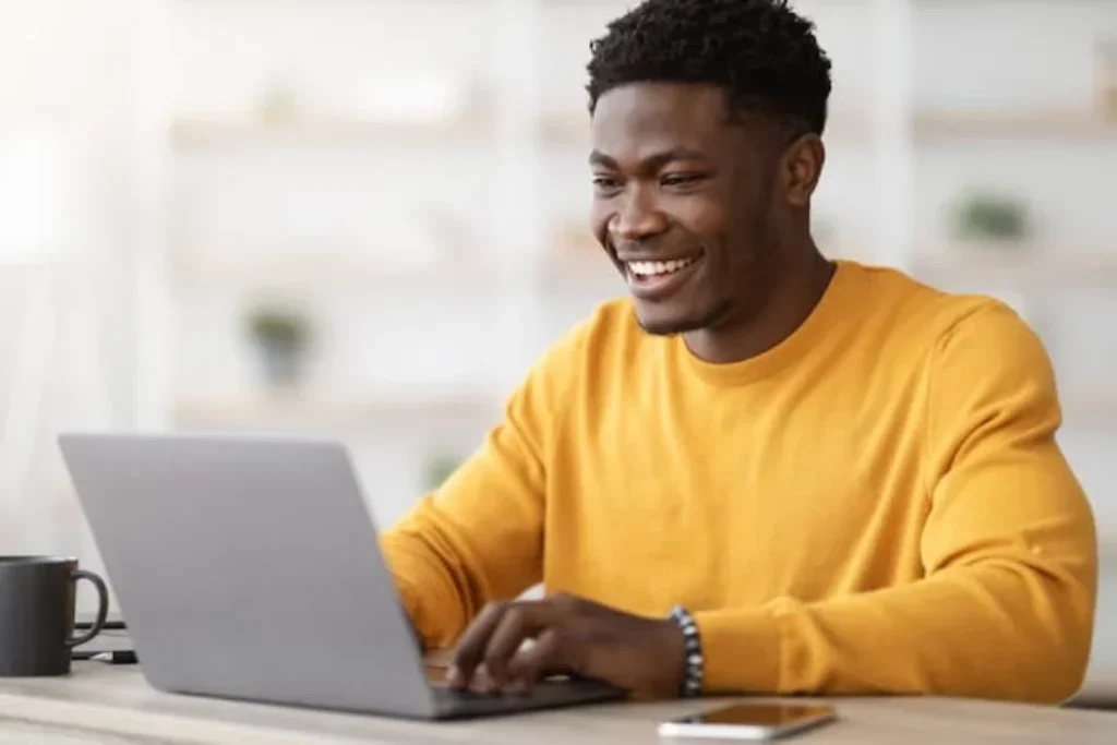 Homem no notebook