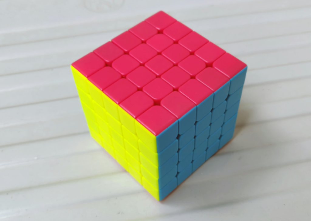 Cubo mágico colorido na mesa