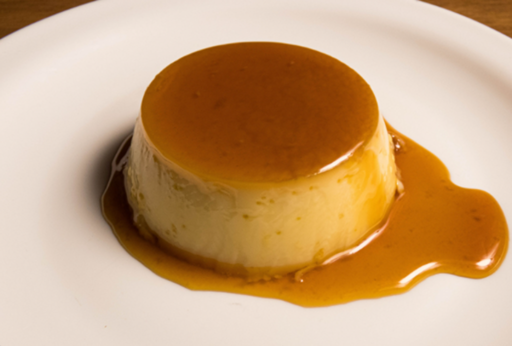 Pudim no prato