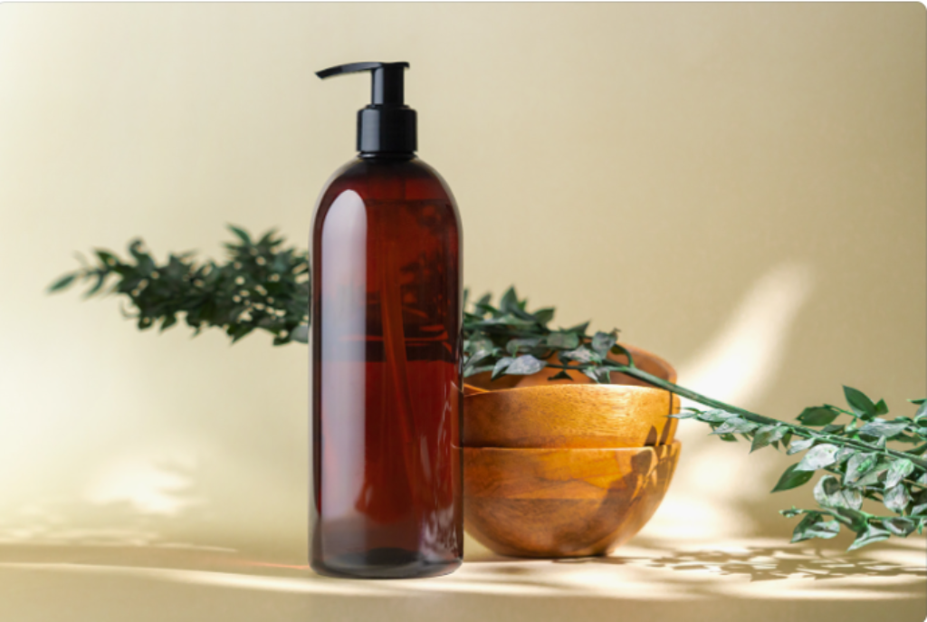 shampoo e recipiente laranja ao lado