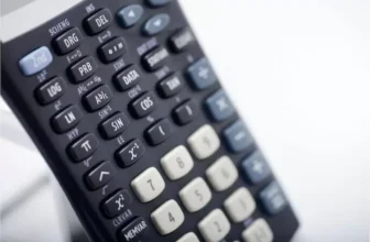 Uma calculadora preta.