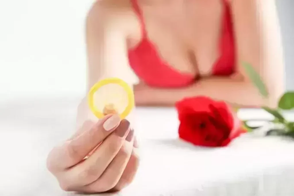 Mulher com uma camisinha na mão