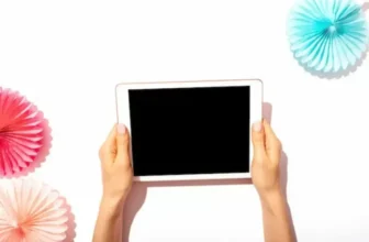 Uma pessoa com um tablet na mão.