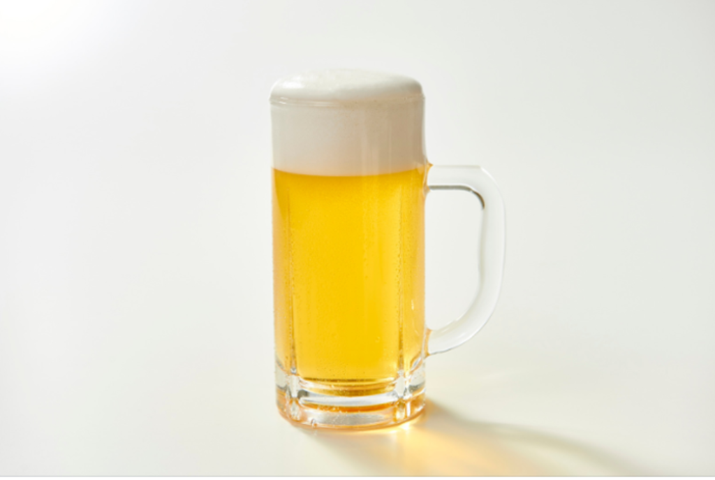 Cerveja e fundo claro