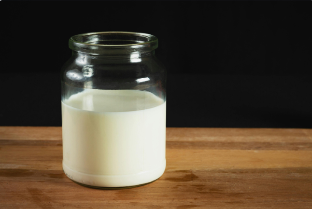 Leite em um jarro