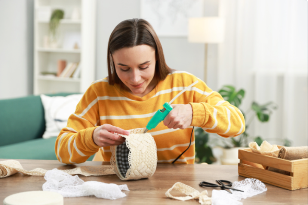 mulher usando pistola de cola quente