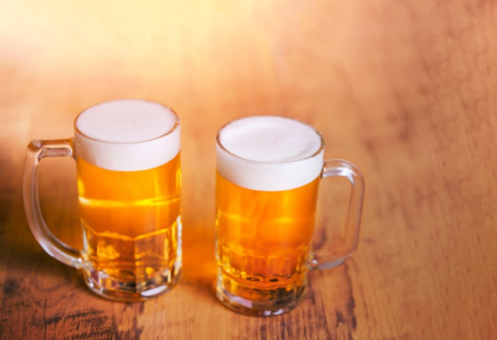 Dois copos de Cervejas