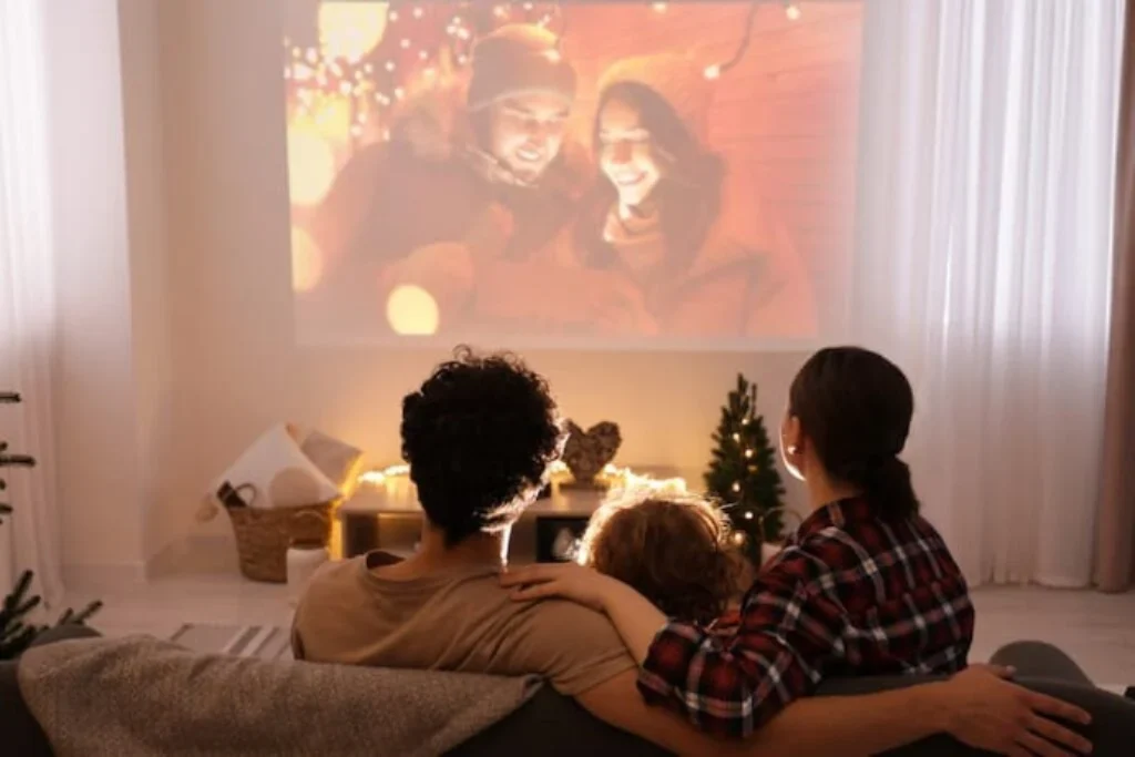 Pessoas assistindo com Projetor