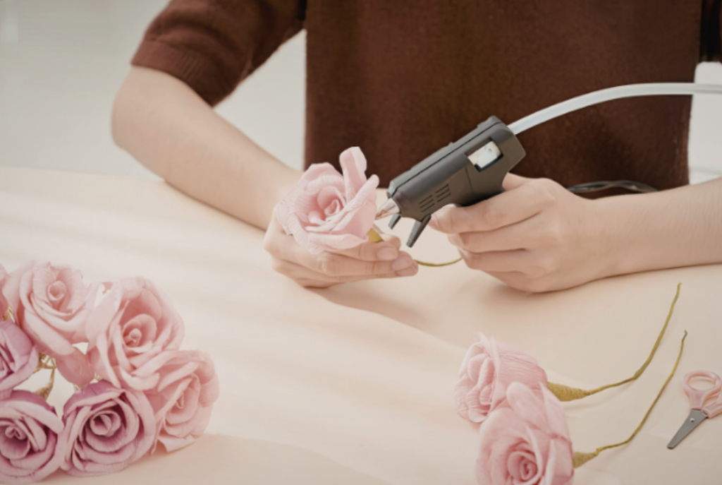 homem usando pistola de cola quente