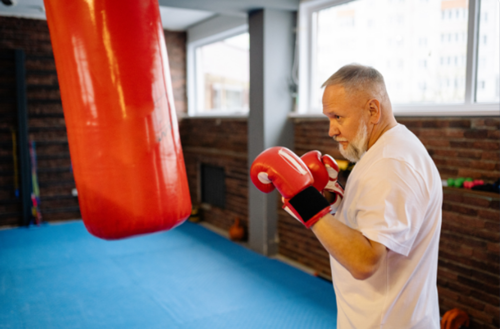 homem treinando com luva de boxe