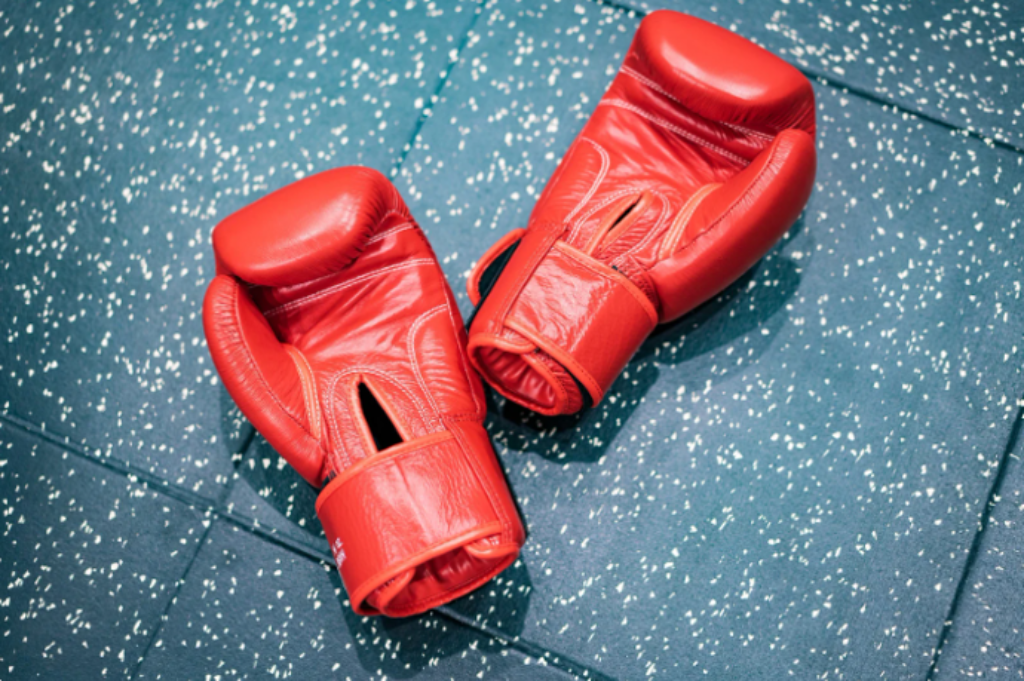 luva de boxe vermelha