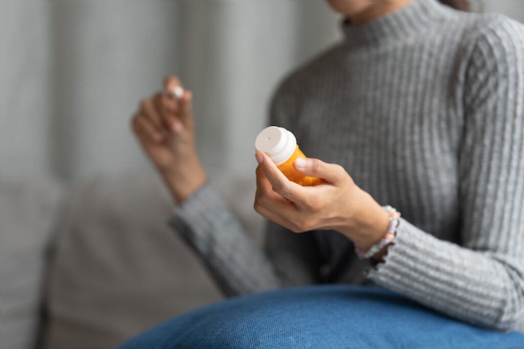 Mulher com uma caixa de comprimidos.