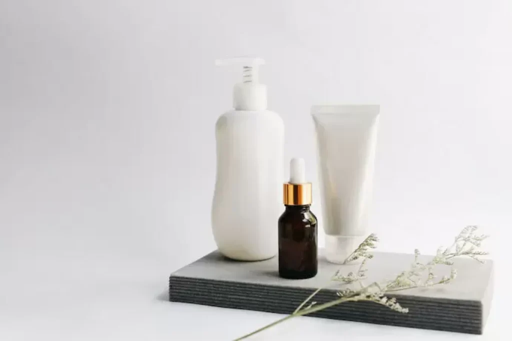 Emolientes em recipientes diferentes