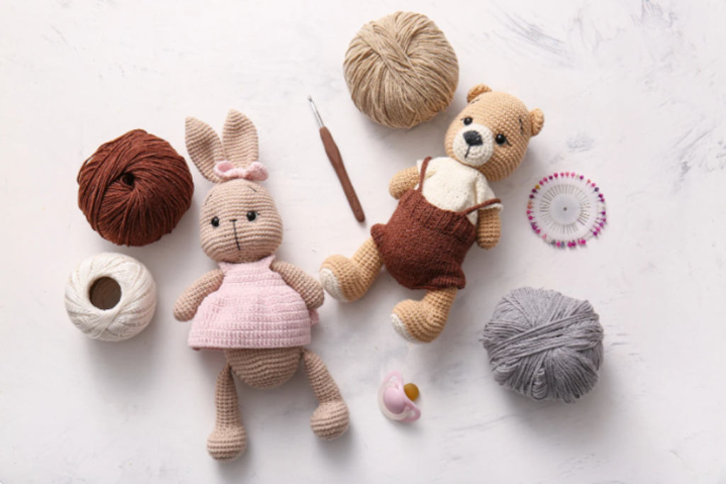 brinquedos e fundo cinza