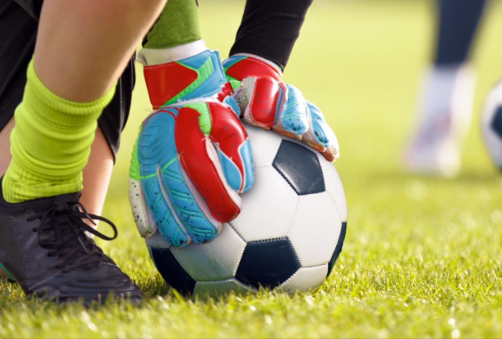 luva de goleiro e bola de futebol