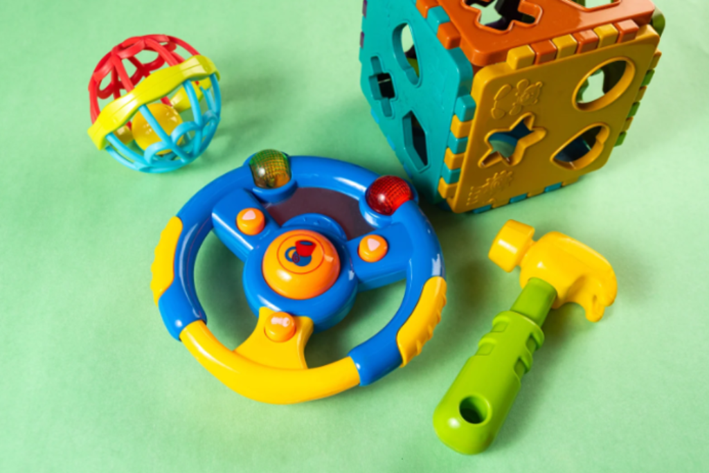 brinquedos e fundo verde