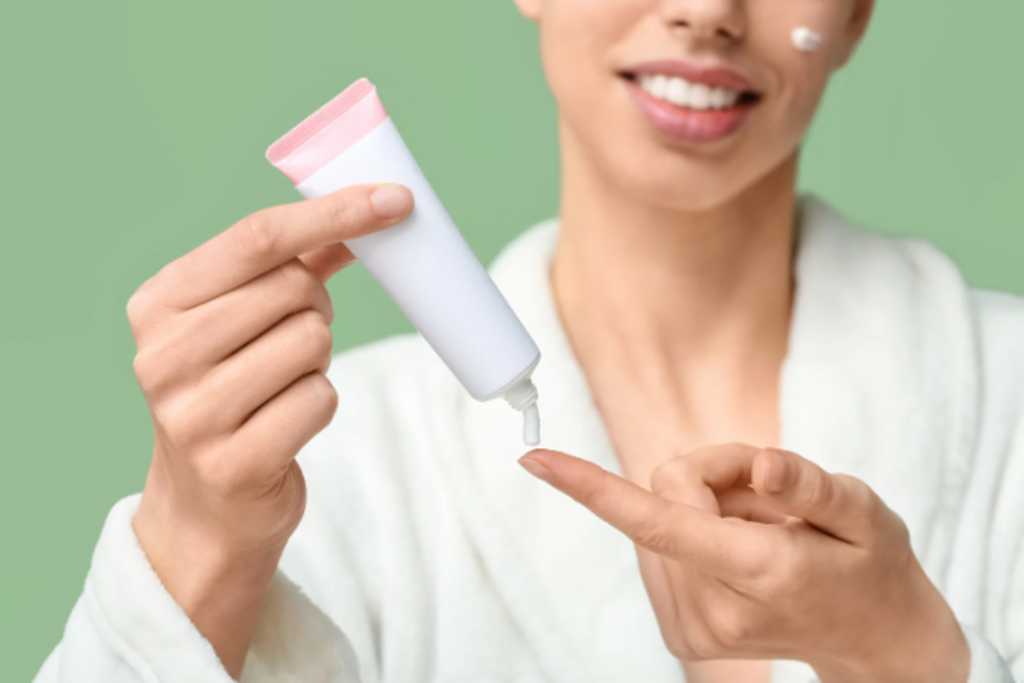 mulher passando creme de rosto