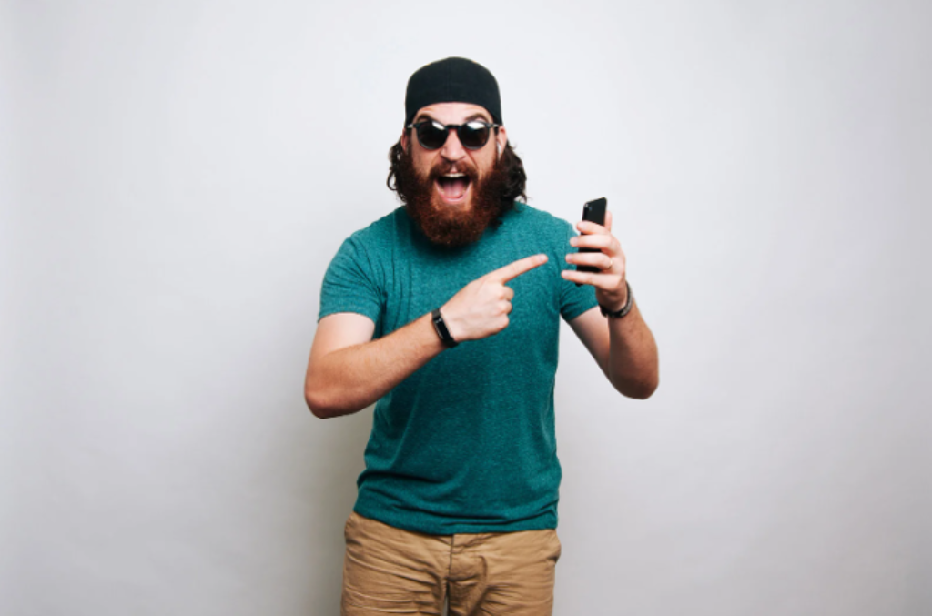 Homem com produto na mão