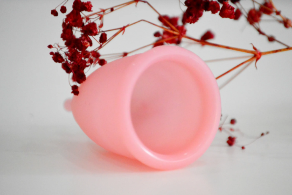 coletor menstrual e flores