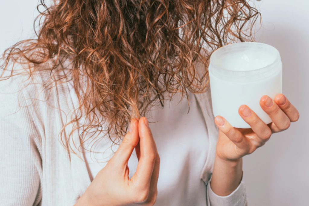 Creme e cabelos cacheados