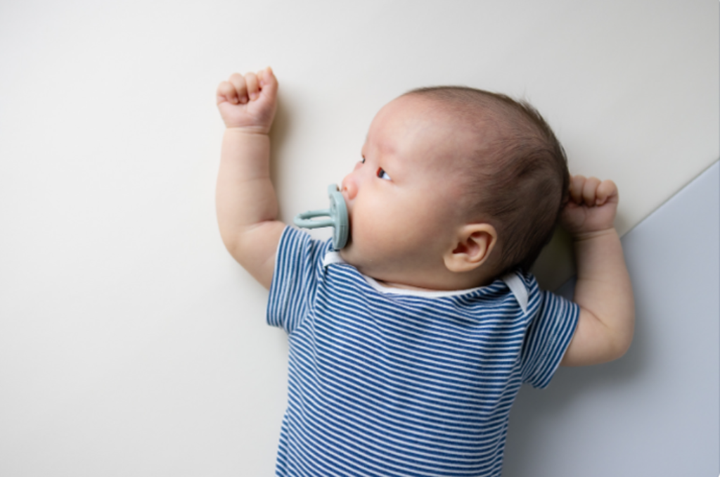 bebe chupando chupeta