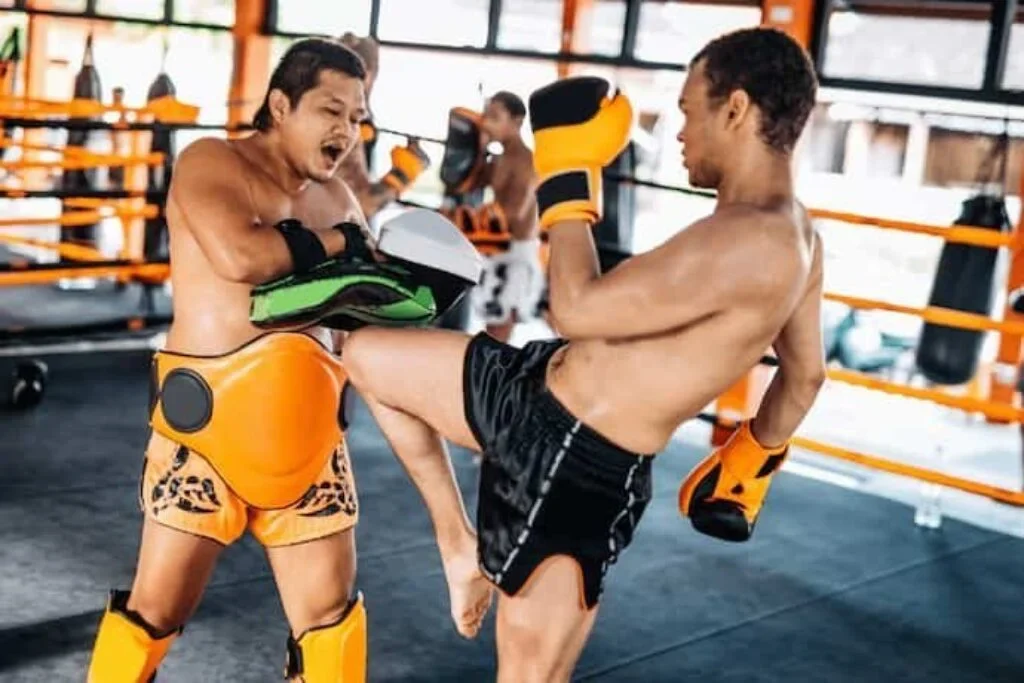 homens lutando Muay Thai