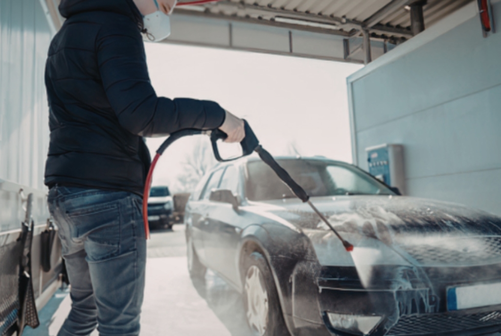 homem lavando carro